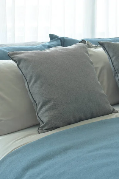 Подушки, встановлені на ліжку з синім кольором постільної білизни — стокове фото
