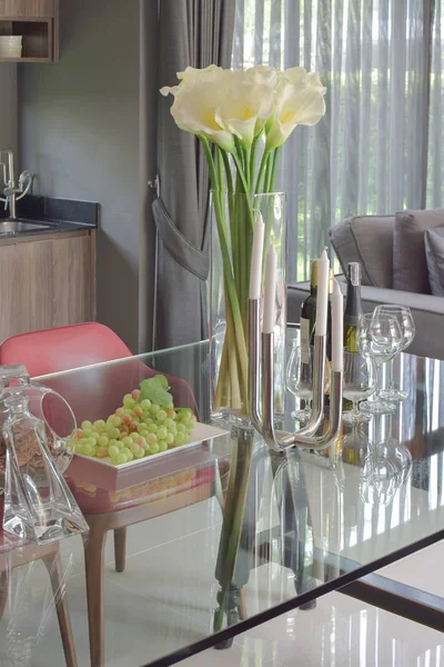 现代风格烛台和水晶玻璃器皿设置玻璃顶的餐桌上 — 图库照片