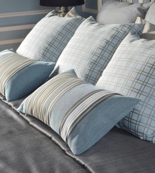 Світло-блакитні подушки в різниці візерунок з класичним стилем постільної білизни — стокове фото