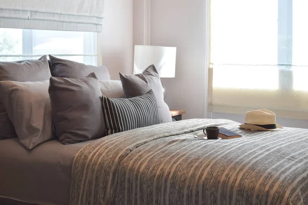 Projektowanie wnętrz stylowe sypialnia z pasiasty poduszki na łóżku i dekoracyjne Lampa. — Zdjęcie stockowe