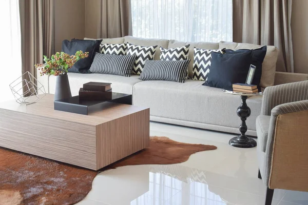Elegante diseño de la sala de estar con almohadas de rayas grises en cómodo sofá — Foto de Stock