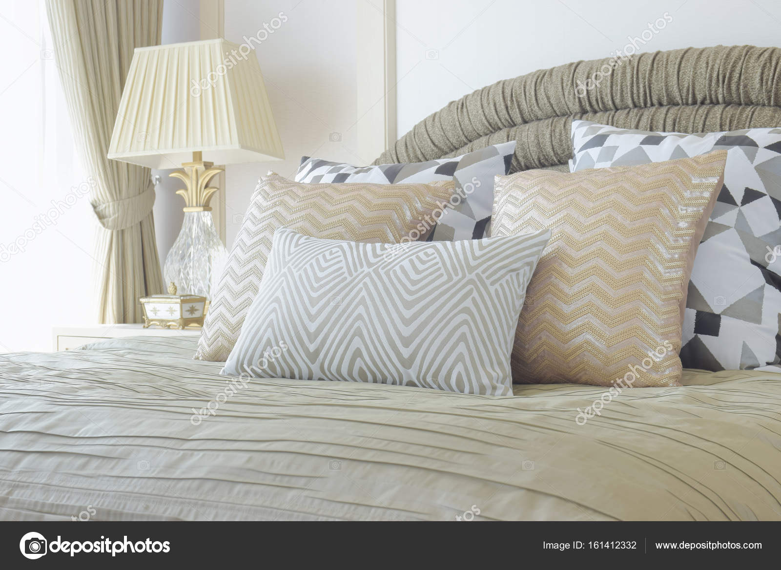 Gouden en zilveren kussens op bed met luxe stijl interieur ... Gouden en zilveren kussens op bed met luxe stijl interieur ...