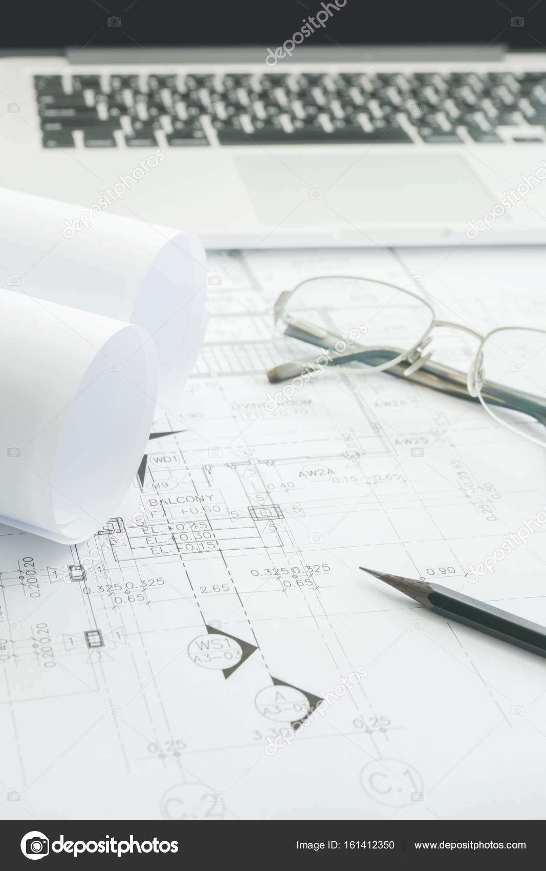 puter portatile nero matita e puter su carta da disegno puter portatile nero matita e puter su carta da disegno architettonico per la costruzione — Foto