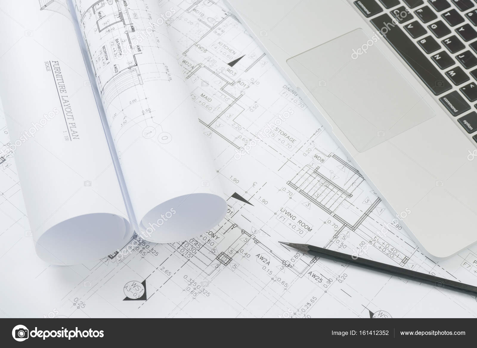 puter portatile nero matita e puter su carta da disegno puter portatile nero matita e puter su carta da disegno architettonico per la costruzione — Foto
