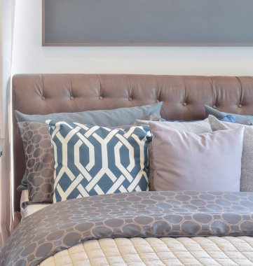 Yastıklar ve okuma lâmbası başucundaki ile rahat yatak odası iç