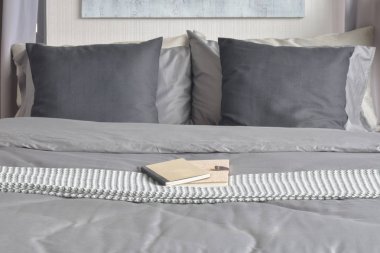 Defter üzerinde battaniye gri renk düzeni yatak takımları