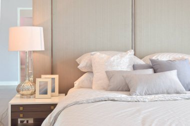 Klasik yatak odası iç yastık ve okuma lâmbası başucundaki ile