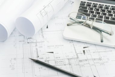 İnşaat mimari çizim kağıt üzerinde siyah kalem ve bilgisayar dizüstü bilgisayar