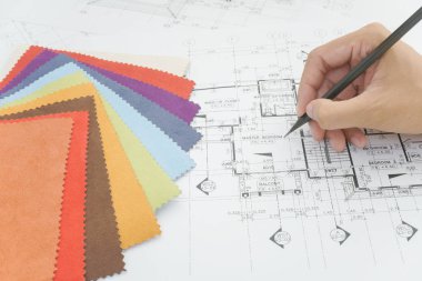 renk ve malzeme örnekleri ile modern ev yaratıcı masanın üzerinde çizim Mimarlar eller