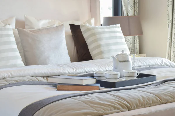 Zarif çay Kupası set siyah tepsi ve modern yatak odası iç kitaplarda — Stok fotoğraf