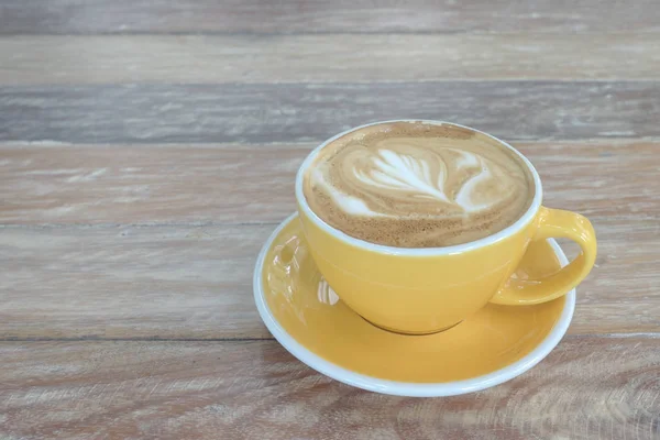 Bela arte latte na mesa de madeira para café quente latte — Fotografia de Stock