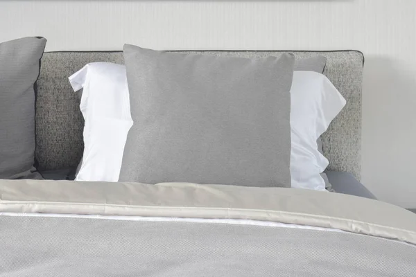 Szary i biały poduszki na łóżku w schemacie kolorów szarości — Zdjęcie stockowe