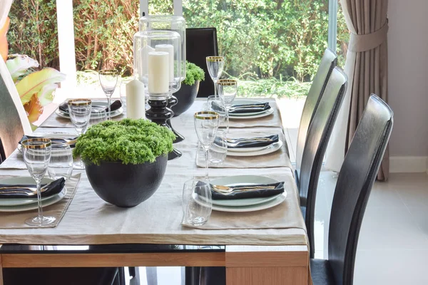 Tavolo da pranzo in legno e comode sedie in casa moderna con elegante tavolo apparecchiato — Foto Stock