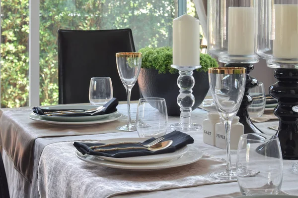 Eleganter Tisch im modernen Stil Esszimmer Interieur — Stockfoto
