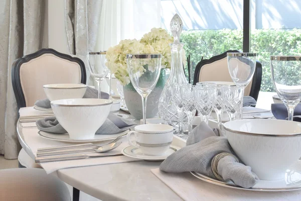 Tabel elegan diatur pada meja makan marmer dalam gaya makan antik interior ruang makan — Stok Foto