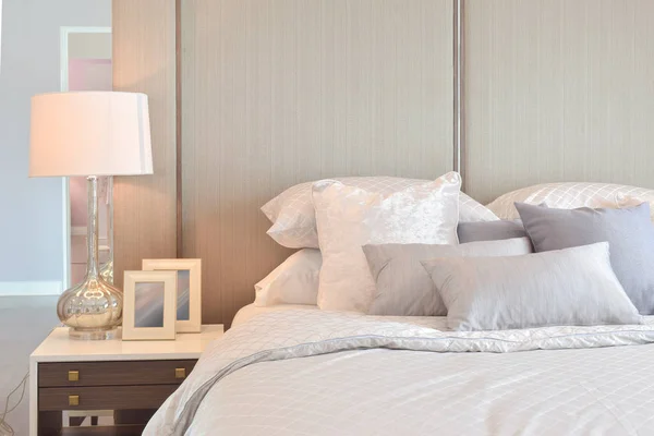 Klasik yatak odası iç yastık ve okuma lâmbası başucundaki ile