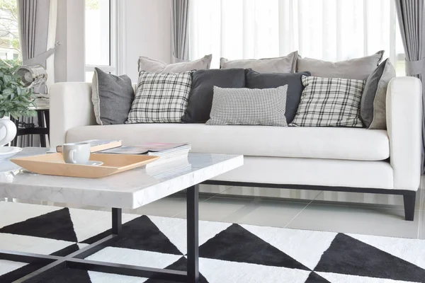 Moderno interior de la sala de estar con almohadas de patrón de cuadros en blanco y negro y alfombra — Foto de Stock