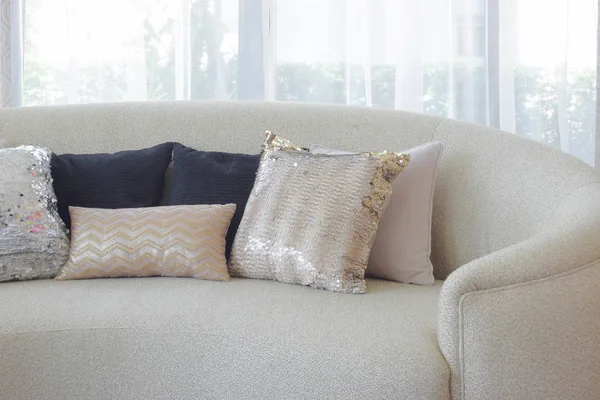 Almohadas de estilo de lujo en sofá de forma redonda con cortina transparente en el fondo — Foto de Stock