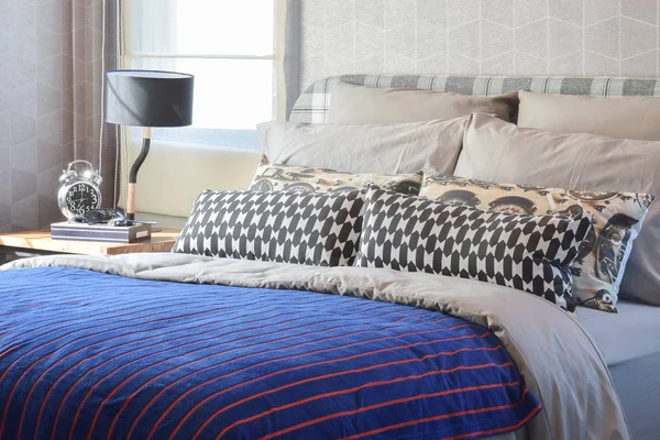 siyah ve beyaz yastık yatak ve dekoratif masa lambası modern yatak odası