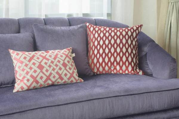 Almohadas de patrón rojo yacen en el sofá violeta en la sala de estar —  Fotos de Stock