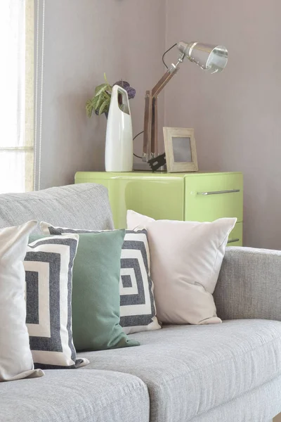 现代客厅几何纹枕头舒适灰色沙发 — 图库照片