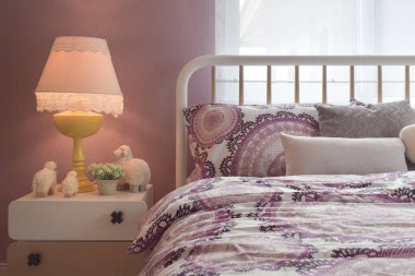 Yastıklar ve okuma lâmbası başucundaki ile rahat yatak odası iç