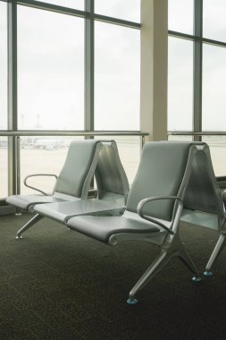 boş sandalye ile terminal havaalanında bekleme yeri
