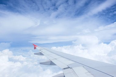 Uçak kanadı üzerinde bulut ile güzel dramatik sky