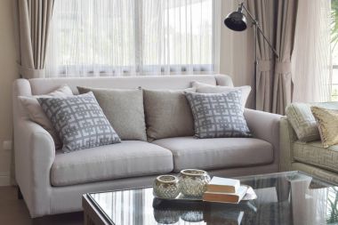 Cam üst tablo ve gri tonu kanepe kitap modern oturma odasında ayarla