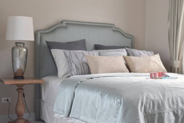 Kupalar ve kitap tarzı yatak takımları romantik vardır