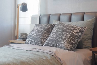 Siyah-beyaz desen yastık yatak siyah deri karyola ile ayarlama