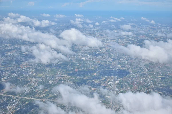 Вид на город с высоты птичьего полета с облаками — стоковое фото