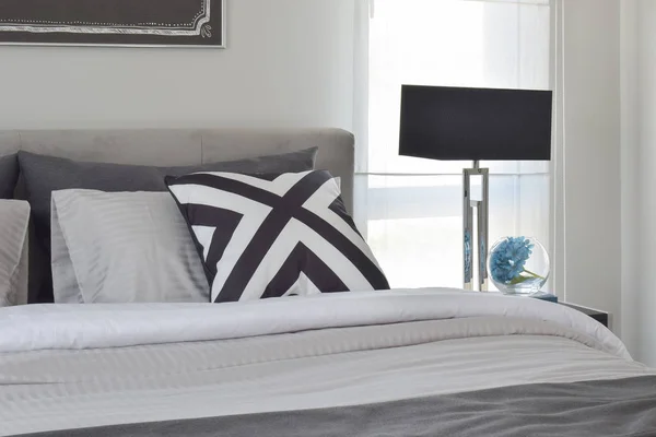 Siyah gölge lamba başucundaki Modern klasik tarz yatak takımları ile okuma — Stok fotoğraf