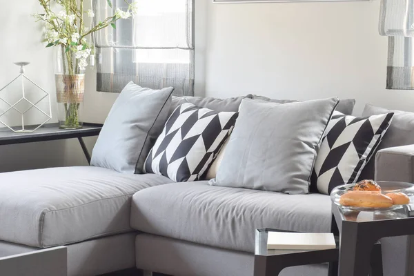 Almohadas de patrón de paralelogramo blanco y negro en sofá cómodo gris —  Fotos de Stock