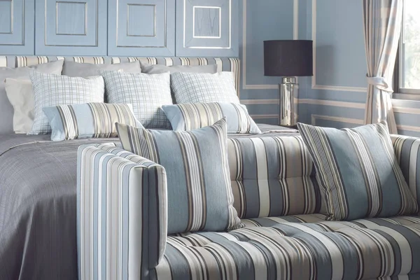 Светло-голубой романтический стиль с удобным диваном для чтения — стоковое фото