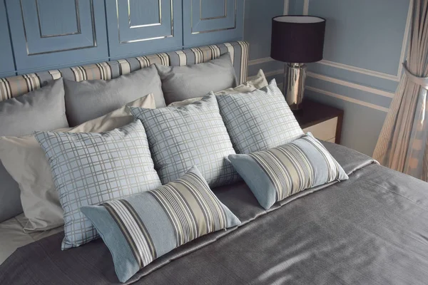 Φως μπλε μαξιλάρια σε διαφορά μοτίβο με κλασικό στυλ κρεβάτι — Φωτογραφία Αρχείου