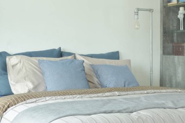 Mavi ve gri renk düzeni lamba okuma ile yatak takımları