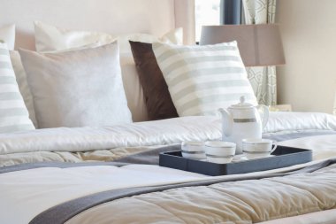 zarif çay bardağı modern yatak odası iç siyah tepsisindeki ayarla