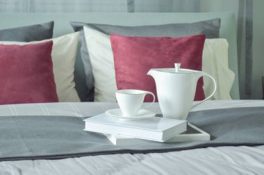 Seramik Kahve ayarla ve ayar Klasik stil yatak üzerinde kitaplar