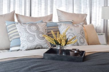 çizgili yastık ve yatak dekoratif çay seti ile lüks yatak odası iç tasarım