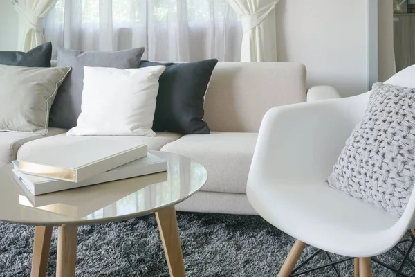 Sillón y sofá con almohadas en estilo moderno sala de estar interior — Foto de Stock