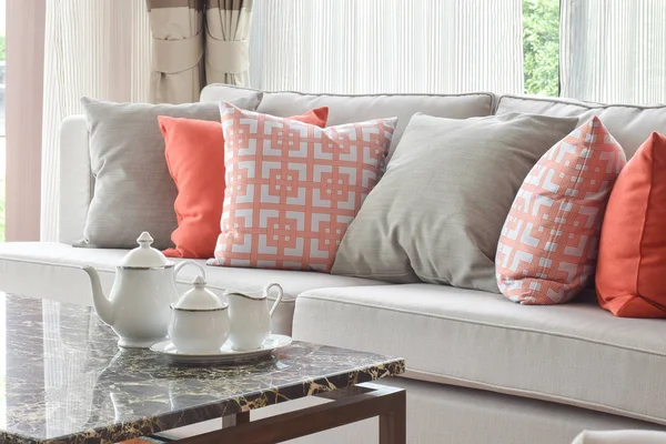 Tesett på marmorbord snd livlig sofa-sett – stockfoto