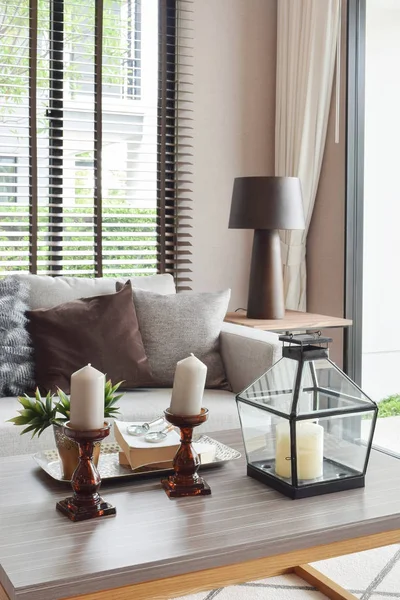 Artículos decorativos sobre mesa de madera y sofá en sala de estar — Foto de Stock
