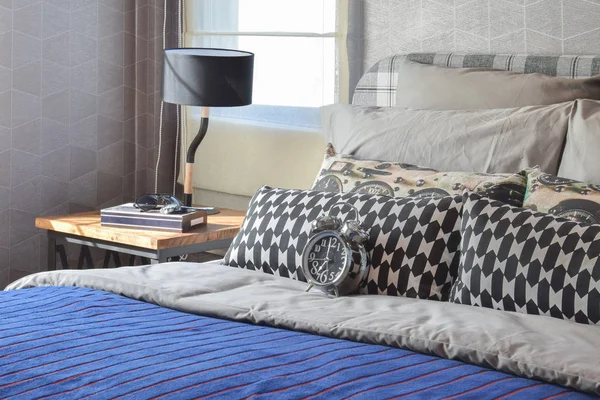 siyah ve beyaz yastık yatak ve dekoratif masa lambası modern yatak odası