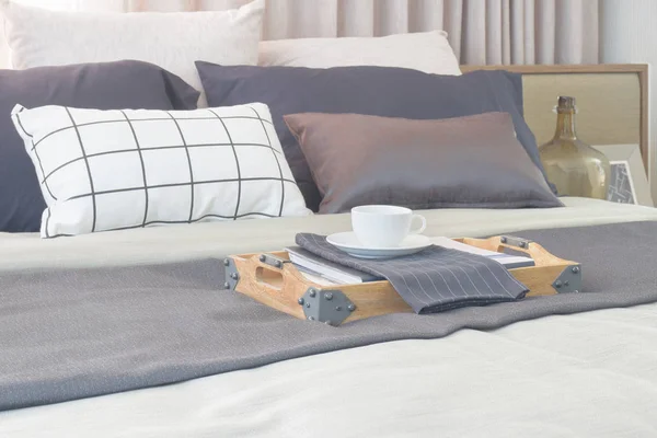 Tazza da caffè in vassoio di legno posto sul letto in moderno stile classico camera da letto interna — Foto Stock
