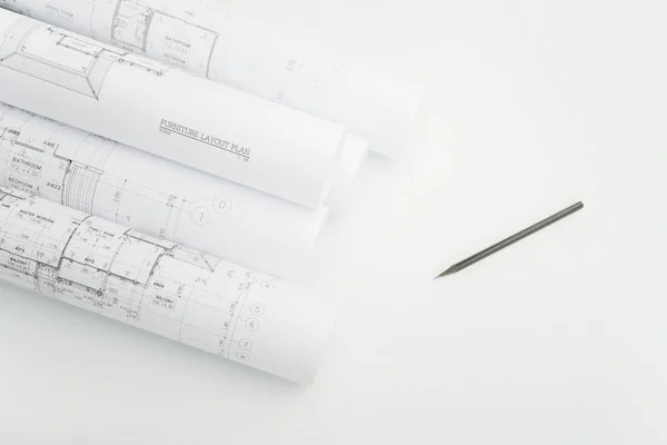 Rolagem de desenho arquitetônico e lápis na mesa de trabalho do engenheiro — Fotografia de Stock