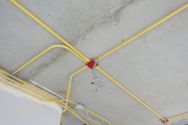 İş inşaat sahasında beton zemin altında elektrik sistemi için kablolama