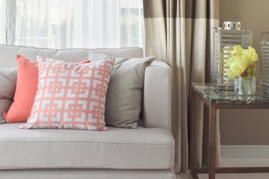 Turuncu ve derin turuncu ve gri yastık ışık gri kanepe mermer üst tablo ile Çin desende