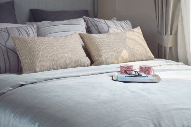 Kupalar ve kitap tarzı yatak takımları romantik vardır