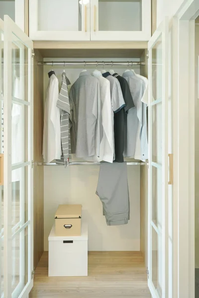 Paños de los hombres colgando en armario de estilo moderno blanco —  Fotos de Stock